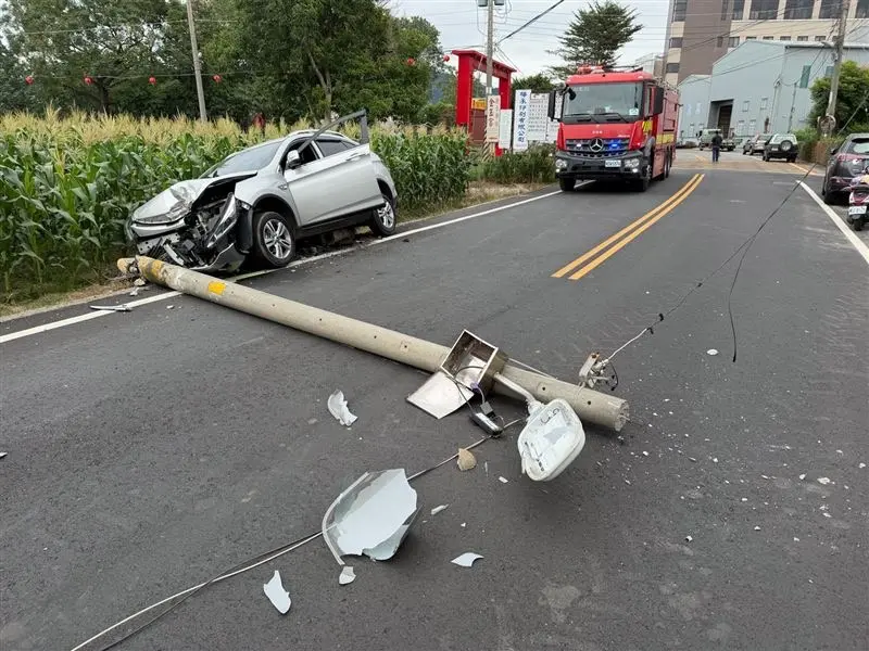 才剛離開醫院就出事！台中男開車失控「撞斷電桿」 胸痛又送醫