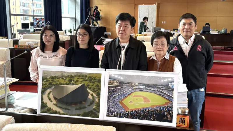    ▲台中市議員陳政顯曝光台中超巨蛋模擬圖（左），表示像貝殼又像葉子。（圖／記者顏幸如攝，2025.11.19）  