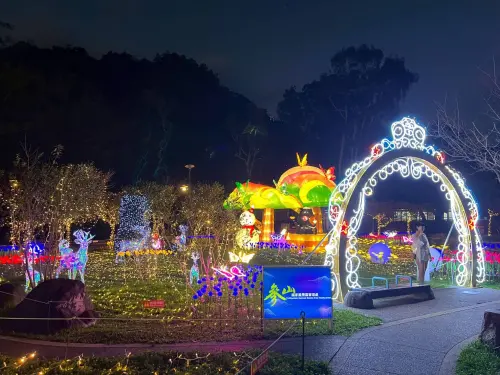 ▲谷關公園主燈區璀璨亮相，吸引遊客駐足拍照(圖／參山處提供2025.11.19)
