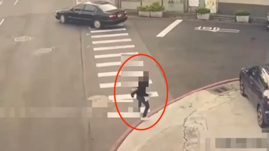 鶯歌停車場驚傳搶劫案！90萬現金飛了爆拉扯 歹徒大街狂奔畫面曝