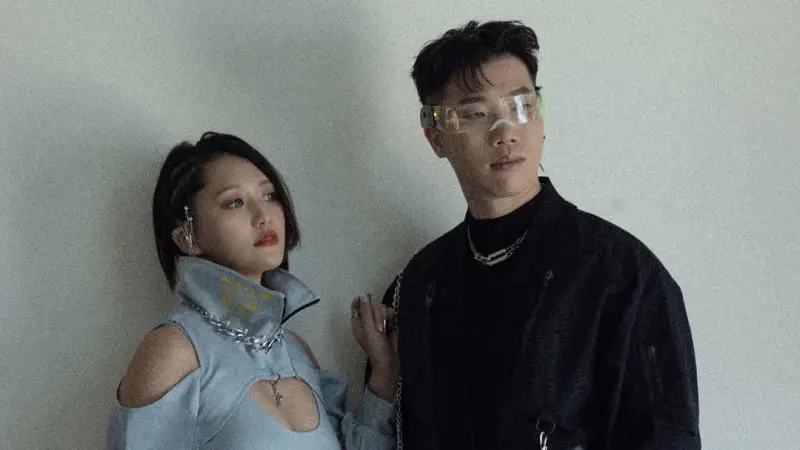 ▲《上班不要看》大黑（右）今（19）日無預警公開宣布與交往8年的麻希（左）和平分手，透露2人因走向不同人生階段，選擇以朋友身分繼續前行，他坦言早已轉換關係一段時間，仍維持良好合作。（圖／翻攝自陳大黑IG@heichen8136）