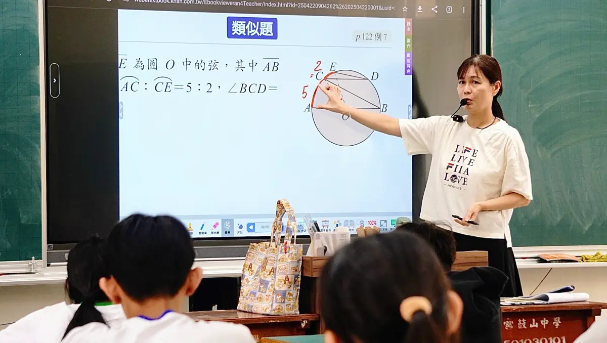 高市砸4.5億全面升級智慧教室！三級學校班班配備大型觸控螢幕