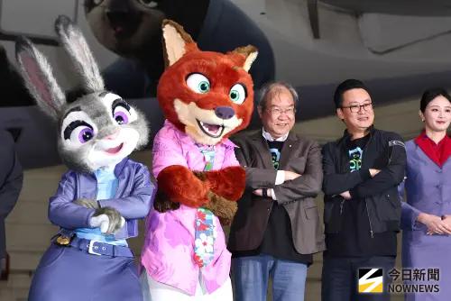 ▲華航董事長高星潢、總經理陳漢銘與華特迪士尼公司亞太區影業發行及營運負責人徐隆立共同為彩繪機揭開熱鬧序幕。（圖／記者朱永強攝）