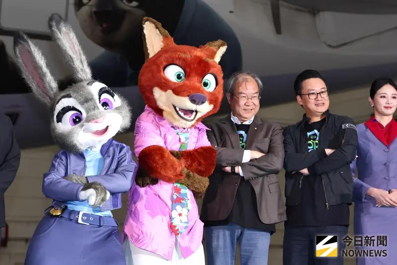    ▲華航董事長高星潢、總經理陳漢銘與華特迪士尼公司亞太區影業發行及營運負責人徐隆立共同為彩繪機揭開熱鬧序幕。（圖／記者朱永強攝）  