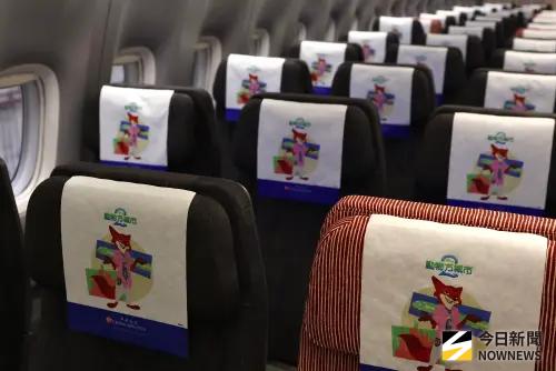 ▲包括登機證、行李名條、座椅頭墊紙、機上餐飲盤墊紙、機上綜合纖果點心、主題紙杯等，每一處細節都可以發現電影人氣角色與設計巧思，也能在機上影視娛樂重溫首集電影。（圖／朱永強攝）