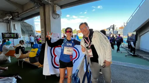 ▲運動部鄭世忠政務次長(右)現場祝賀許樂(左)奪牌，期勉再接再厲，為自己及國家爭取最高榮譽。（圖／運動部提供）