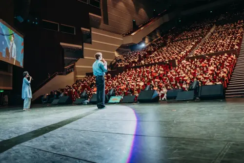 ▲李鍾碩還在表演中親自到台下巡場，貼心照顧每個區域的粉絲.。（圖／網銀國際影視）