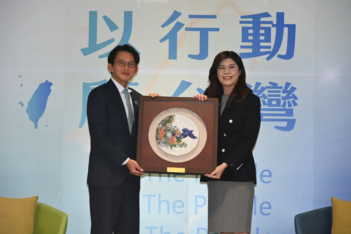 鄭黃會面！國民黨送藍白鵲圓盤 民眾黨回贈鎢絲燈泡「照亮台灣」