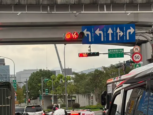 ▲紅綠燈。（圖/記者張嘉哲攝）
