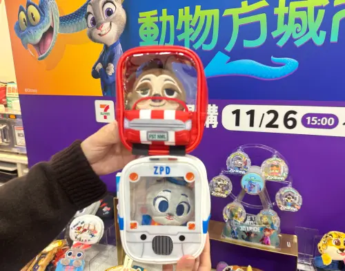 ▲7-11限量絨毛公仔吊飾+場景娃包，售價599元。（圖／記者鍾怡婷攝）