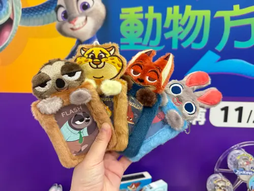 ▲7-11限量造型證件套，售價349元／款。（圖／記者鍾怡婷攝）