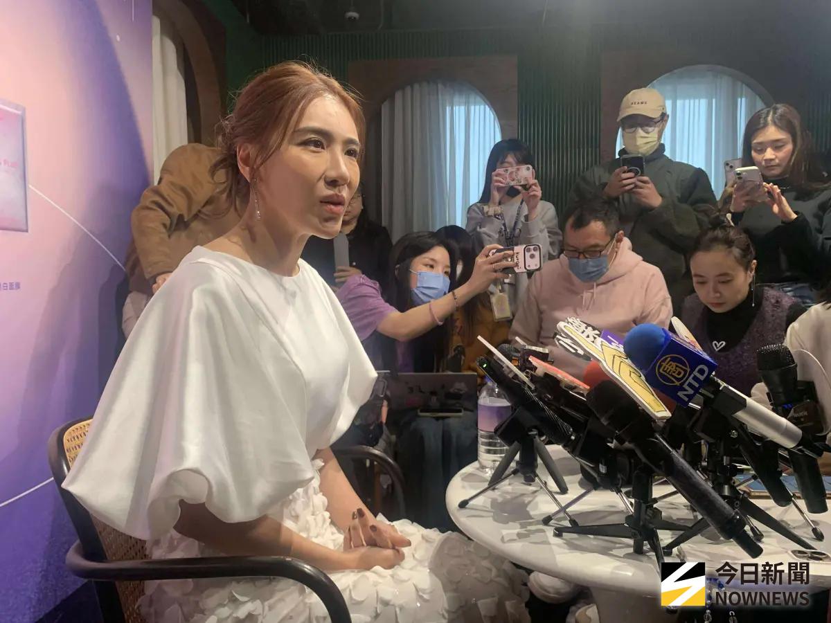 ▲胡瓜女兒小禎（左）今（19）日出席面膜品牌代言記者會，媒體提及近期胡瓜在節目上玩遊戲碰到籃籃身體遭炎上的事，小禎表態，如果籃籃有不舒服，一定挺籃籃。（圖／記者李欣恬攝影）