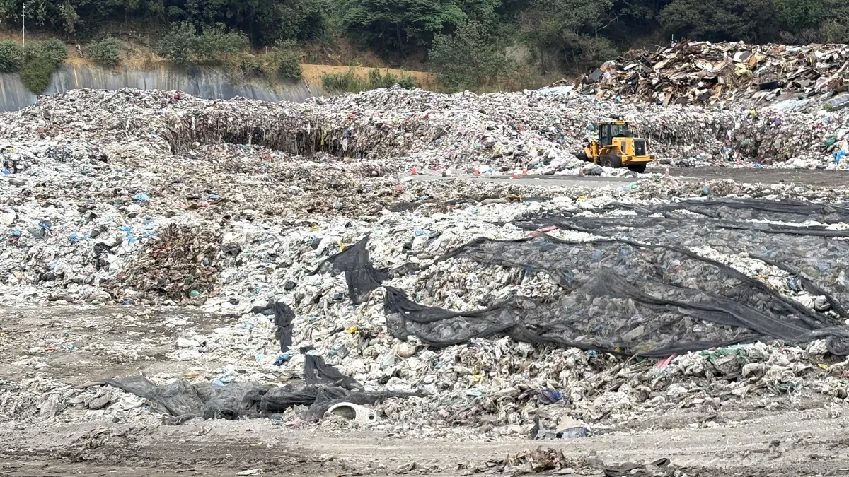 大里垃圾山為何變胖又變高！中市議員驚爆低價搶事業廢棄物來燒