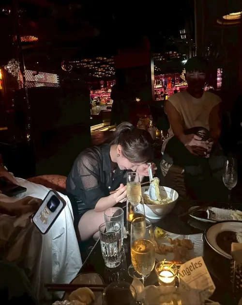 ▲小薰的家族歡送會變成夜店趴，她自己笑稱只顧著吃拉麵。（圖／翻攝自小薰IG@estherxun）