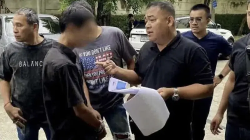 曼谷青年裝外送員持假槍搶加油站　深夜搶6千泰銖遭逮捕