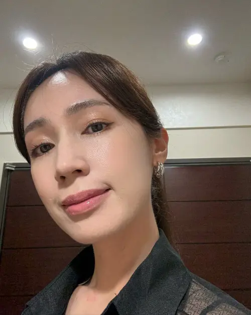 ▲小薰難得大解放，曬出夜店「戰袍」。（圖／翻攝自小薰IG@estherxun）