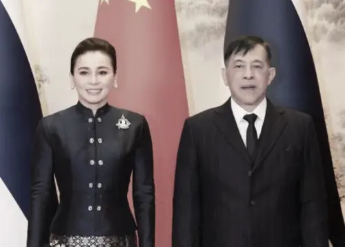 ▲素提達王后參訪北京靈光寺時身穿黑色改良式禮服，金線披巾與緬甸玉龜胸針成亮點，被形容是以服飾細節展現外交語言的典型示範。（圖／翻攝自泰國頭條新聞）