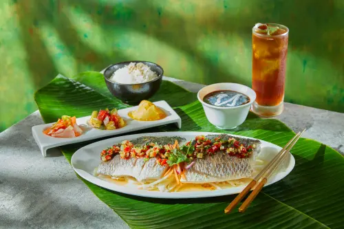 ▲泰式檸檬鱸魚飯用了多種辛香料與濃雞湯來製作，味道香醇下飯。