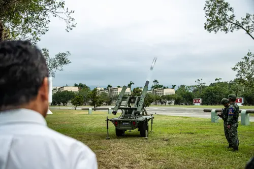 ▲國防部長顧立雄觀看Altius-600M攻擊型無人機發射程序演練。（圖／國防部提供）