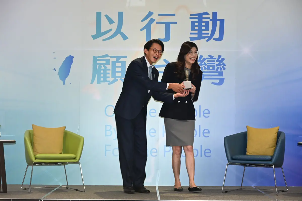 吳思瑤評鄭黃會挨酸矯情！他怒嗆：沒關注還寫作文 帶頭見縫插針