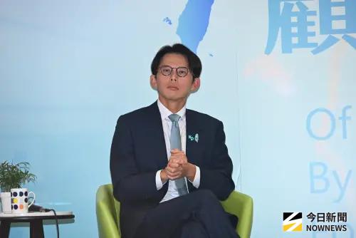 政大開講！學生印180份釋憲書戰黃國昌：沒有適任大法官人選嗎？
