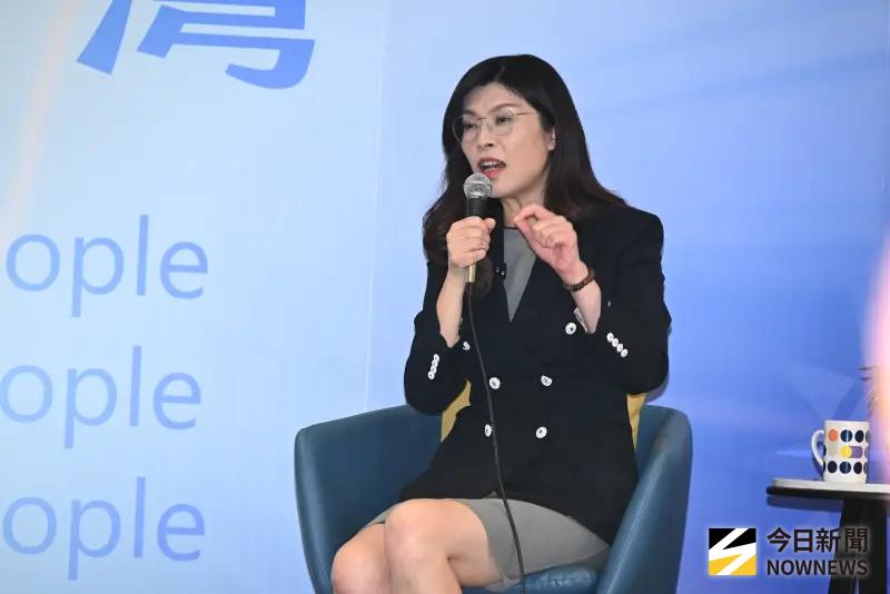 ▲作家謝知橋不滿，如果中配可以參選公職，中國國家主席習近平娶國民黨主席鄭麗文，是不是就可以來台灣選總統了？不過遭資深媒體人黃揚明打臉。（圖／記者林調遜攝，2025.11.19）