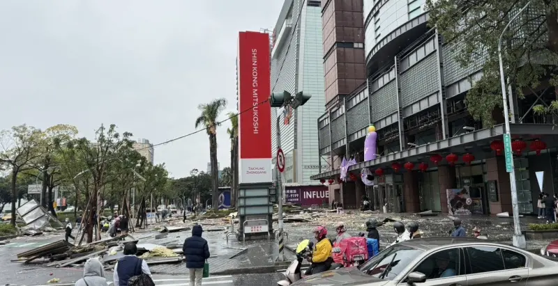 ▲新光三越台中中港店2月發生氣爆，意外發生時建築物玻璃帷幕被炸到台灣大道快車道。（資料畫面）
