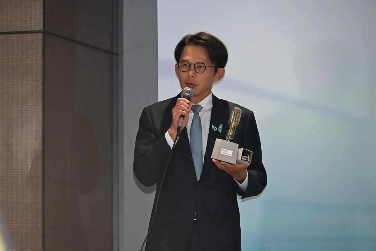 黃國昌送鄭麗文「一盞燈」！他高級酸：職業關燈手