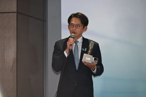 黃國昌送鄭麗文「一盞燈」！他高級酸：職業關燈手
