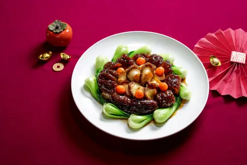 ▲台中福華飯店年菜開放預購，有常溫與冷凍選擇，「蠔皇鮮鮑燒烏參」最強常溫年菜，重磅上桌。（圖／業者提供）