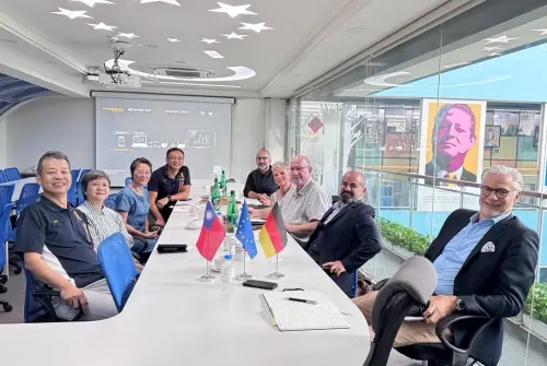 ▲歐德集團董事長陳國都(左一)與德國合作夥伴針對板材應用、設計趨勢及未來合作展開技術交流。（圖／歐德集團提供）