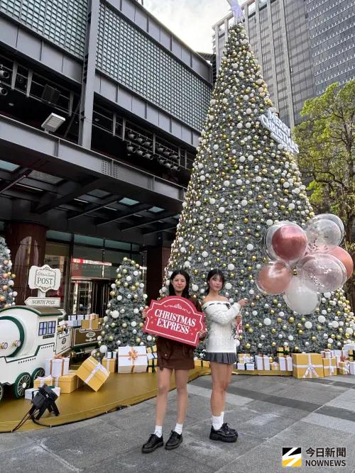 ▲新光三越台中中港店在一樓水舞廣場打造全台最美耶誕地標，12米高的浪漫雪花耶誕樹今日亮相。（圖／記者金武鳳攝，2025.11.19)
