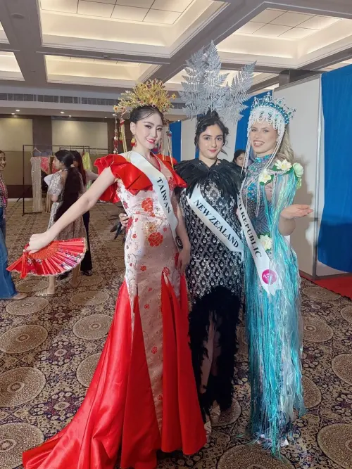 ▲鄭珊汶（左）在國服環節中，以《鳳凰與梅花：東方之光》為主題展演台灣文化，與各國佳麗競豔 。（圖／翻攝畫面）