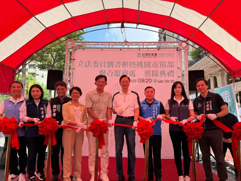    ▲今年9月，台灣民眾黨不分區立委劉書彬與台灣民眾黨桃園市黨部聯合服務處成立，不僅黃國昌出席，張善政更是親自到場祝賀。（圖／民眾提供）  