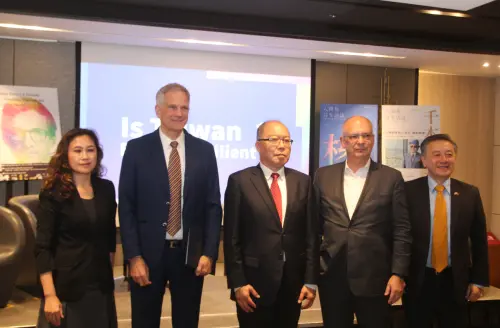 ▲台灣人間魚詩社文創協會今（19）日舉辦「能源獨立與國家韌性論壇」，邀請德國在台協會處長狄嘉信（圖左二）、美國保衛民主基金會（FDD）高級研究員蒙哥馬利（Mark Montgomery）等談論台灣能源安全及韌性。（圖／記者鍾泓良攝影）