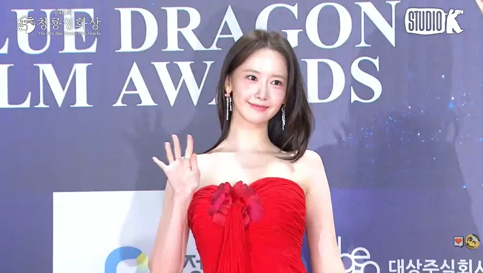 ▲潤娥今（19）日現身青龍獎紅毯，一身紅根本化身電影中的小惡魔，受訪時潤娥害羞直呼：「好緊張」。（圖／KBS Entertain YouTube）