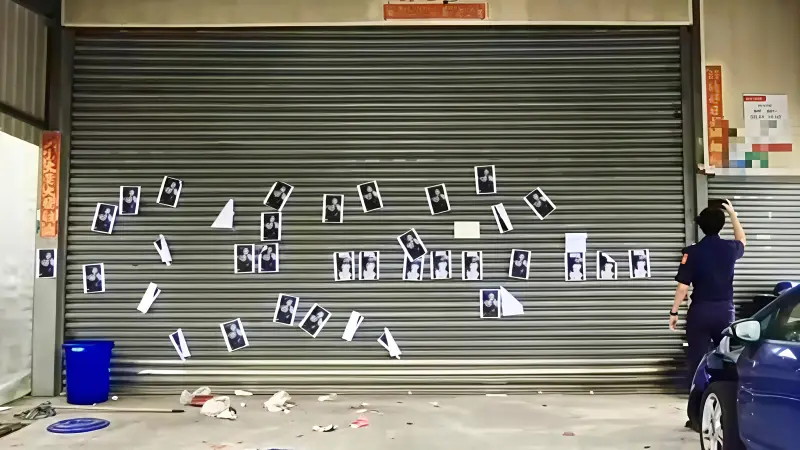 ▲屏東縣鹽埔鄉某間汽車保修廠遭不明人士貼滿討債紙條，引發地方議論，里港警主動介入調查。（圖／記者莊全成翻攝）