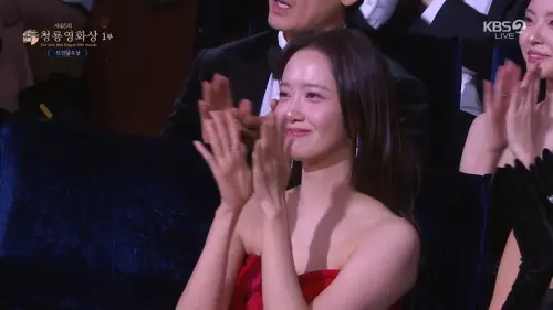 ▲安普賢奪下新人獎後，潤娥（如圖）在台下感動為他拍手。（圖／翻攝自kbs.co.kr）