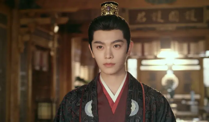 ▲中國男演員丁禹兮（如圖）在《山河枕》中飾演男主角「衛韞」，迎來大結局前夕卻遭網友質疑片段被惡意刪減，全劇40集僅出場150分鐘，引爆粉絲怒火。（圖／Disney+提供）