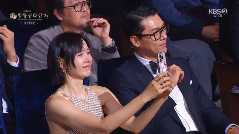 ▲孫藝真（左）青龍獎拿影后，放閃老公玄彬「我的金泰坪」，意外公開玄彬本名，而李先彬則是在台下用望遠鏡手勢找尋男友李光洙，可愛舉動笑翻眾人。（圖／翻攝自kbs.co.kr）