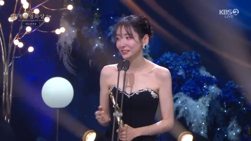青龍獎／朴智賢《窺鏡》拿最佳女配傻眼問：為啥？邊哭邊上台致詞
