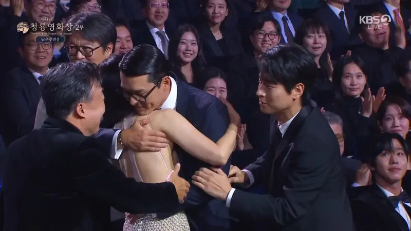 ▲玄彬青龍獎封影帝，上台前轉頭擁抱妻子孫藝真，哽咽快哭表示：「老婆我很愛妳」。（圖／翻攝自kbs.co.kr）