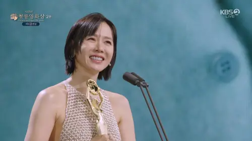 ▲孫藝真（如圖）以《徵人啟弒》拿下青龍獎影后，她在台上感謝最愛的老公玄彬。（圖／kbs.co.kr）