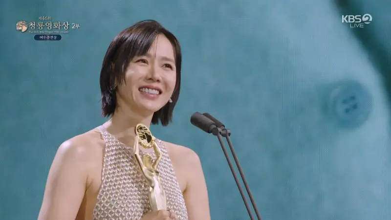 ▲孫藝真（如圖）以《徵人啟弒》拿下青龍獎影后，她在台上感謝最愛的老公玄彬。（圖／kbs.co.kr）