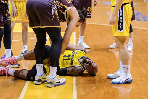 ▲新北國王洋將桑尼被馬雷的救球擊中「要害」，一度倒地不起。（圖／東超提供）