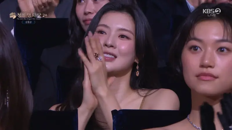 ▲青龍獎上，當李光洙出場時，導播立刻帶到台下的李先彬（如圖），她沒有躲鏡頭，反而做出用望遠鏡找男友的樣子。（圖／kbs.co.kr）