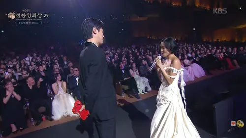 ▲華莎（右）赤腳登青龍獎表演，朴正民（左）拿著高跟鞋台下等候，兩人還一起唱歌跳舞。（圖／KBS Entertain YouTube）