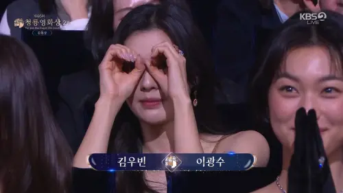 ▲李先彬（如圖）做出用望遠鏡找李光洙的樣子，讓金宇彬大笑。（圖／kbs.co.kr）