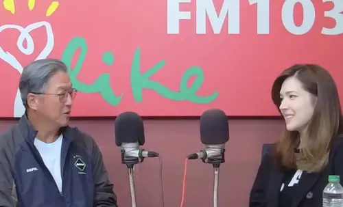 ▲王偉忠（左）追問許瑋甯和邱澤戀愛細節。（圖／翻攝自YouTube 中廣流行網）