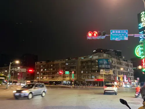 ▲紅綠燈。（圖/記者張嘉哲攝）